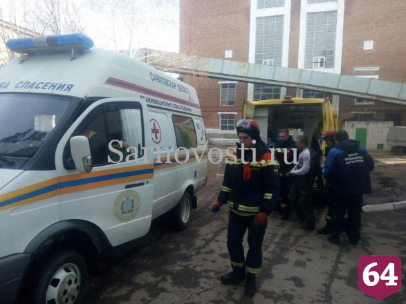 В Саратове двое рабочих упали в провал на крыше 