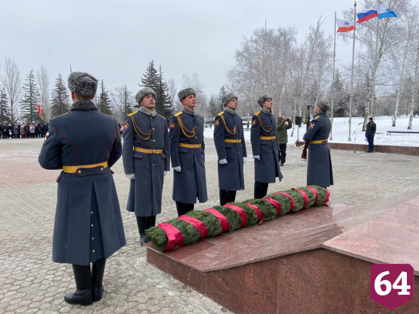 Саратовский губернатор почтил память героев Отечества