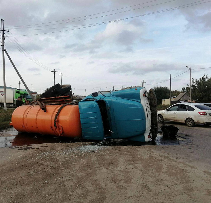 В ДТП под Саратовом перевернулась ассенизаторская машина