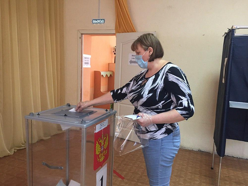Саратовцы спешат голосовать по Конституции до отъезда за город