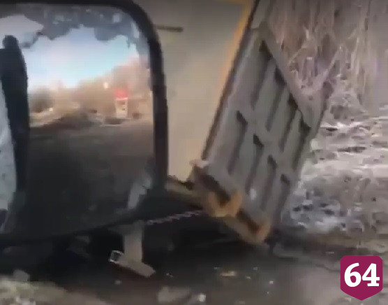 За три дня в Саратове два грузовика провалились в одну яму