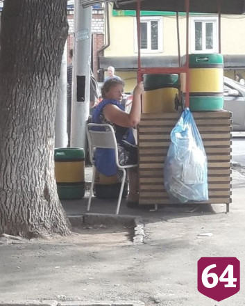 Житель Саратова купил на улице квас с червями