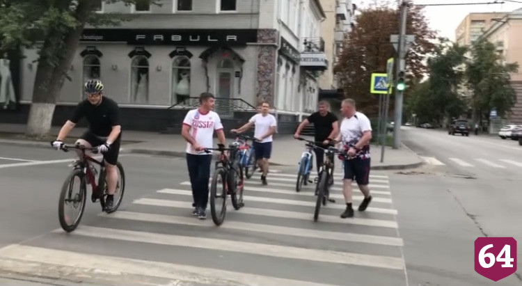 Глава Саратова на велосипеде проверил ремонт тротуаров