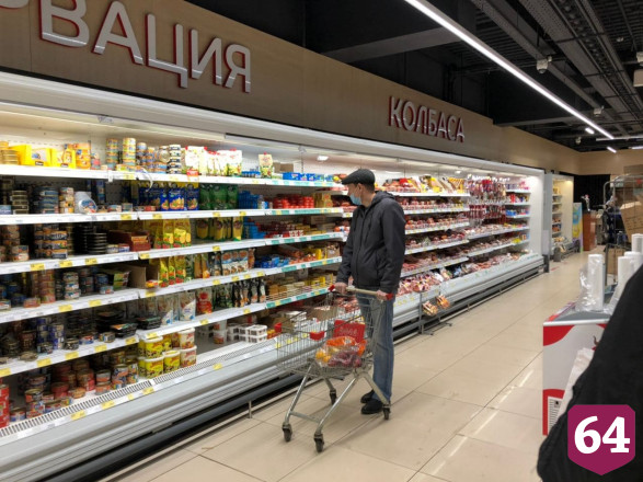 Жители Саратова стали ходить за продуктами в масках