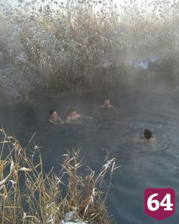 Саратовцы зимой купаются в горячем озере