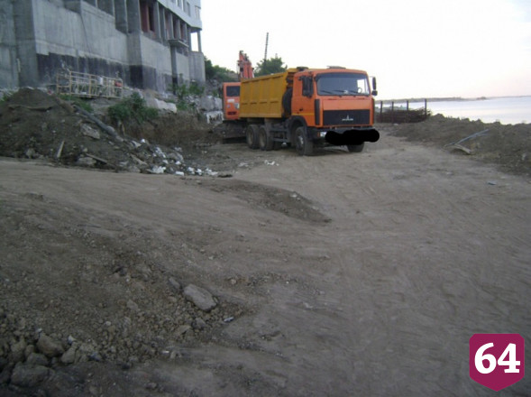 Водитель грузовика погиб под экскаватором на стройке