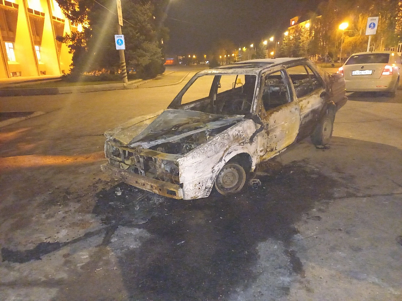 На площади в центре Энгельса сгорела иномарка