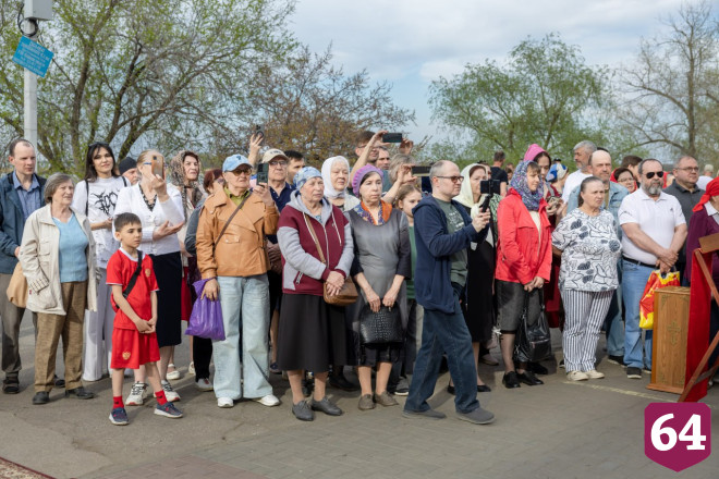 Жители Энгельса на набережной Волги встретили Благодатный огонь