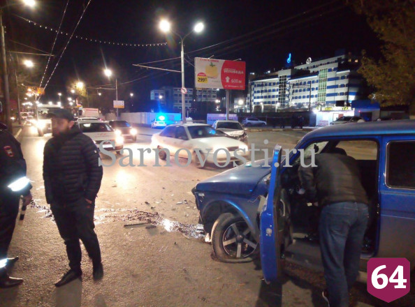 В Саратове пьяный водитель внедорожника протаранил машины