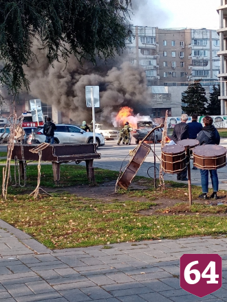 На площади в центре Энгельса сгорела иномарка