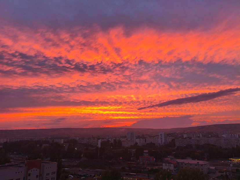 Жителей Саратова восхитил огненно-розовый закат