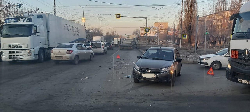 В ДТП с грузовиком на проспекте Строителей пострадал пенсионер