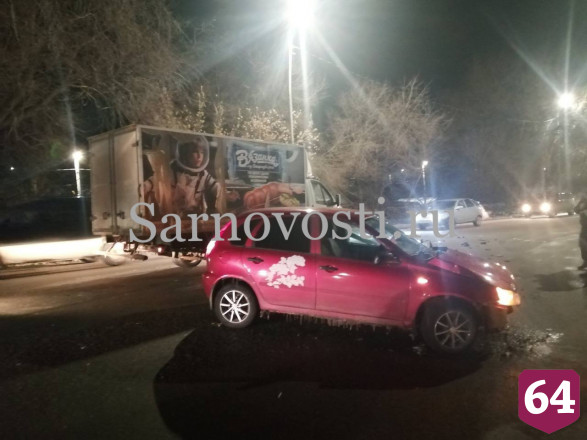 В Саратове автоледи не пропустила грузовик с сосисками и разбила голову в ДТП
