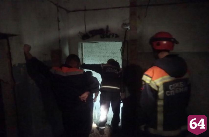 Спасатели вытащили труп из канализационного колодца под Саратовом
