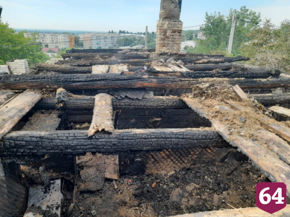 Мать спасла троих детей через окно после поджога дома под Саратовом