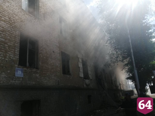В Саратове из горящего дома эвакуировали пьяного юношу