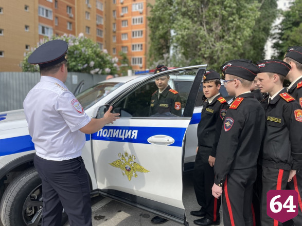 Саратовским кадетам показали ретроавтомобили Госавтоинспекции