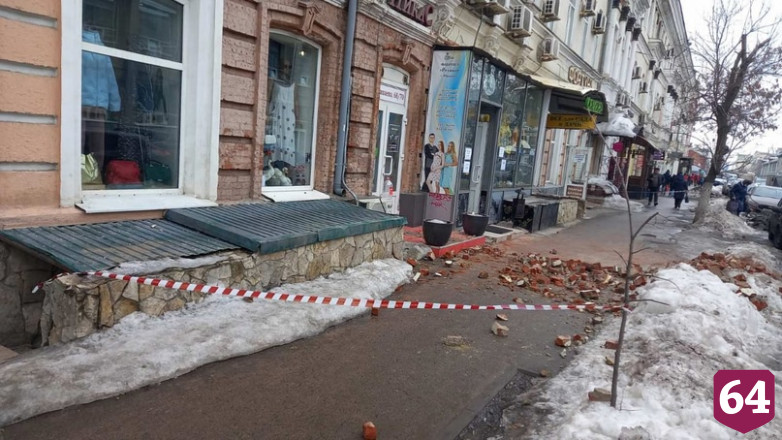 В центре Саратова с фасада здания рухнули кирпичи