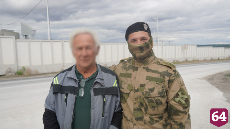 Сотрудник ОМОН помог водителю выбраться из «Лады» после ДТП в Саратовской области