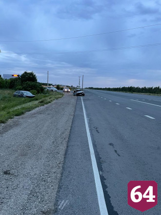 Иномарка улетела в кювет после ДТП на трассе под Саратовом