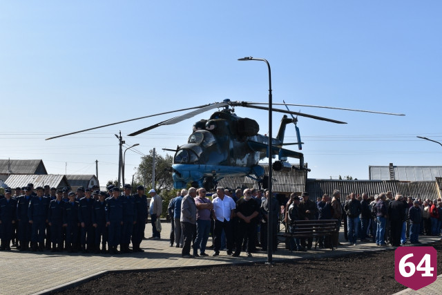 На средства нацпроекта создали зону отдыха около вертолета-памятника