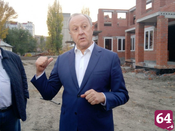 Строителей детского сада в Саратове раскритиковали за пассивную работу 