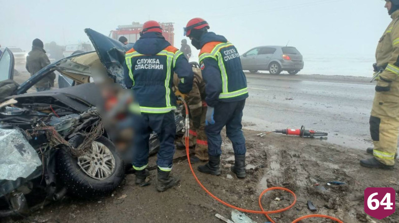 Мужчина погиб в массовой аварии с мусоровозом под Саратовом