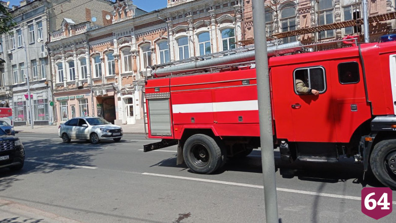 В центре Саратова пожарные отбивают жилые дома от огня