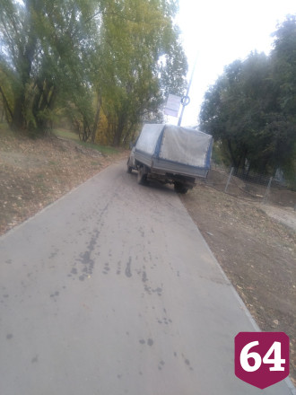 В Саратове автохамы ездят по тротуару и сигналят пешеходам