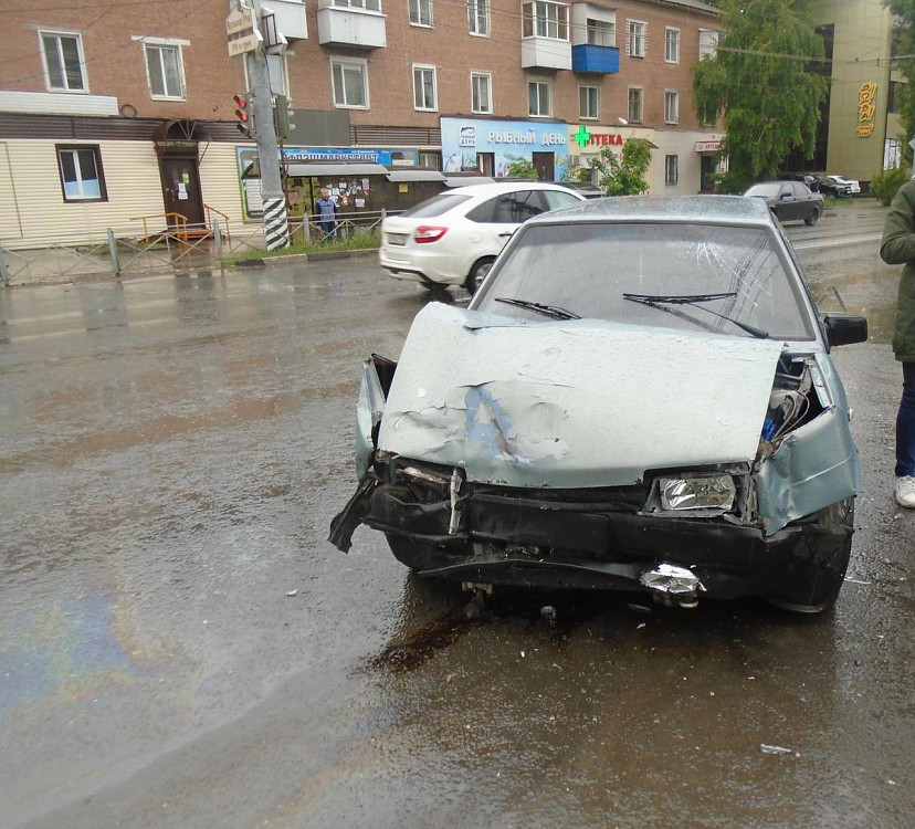 В столкновении легковушек под Саратовом пострадала автоледи