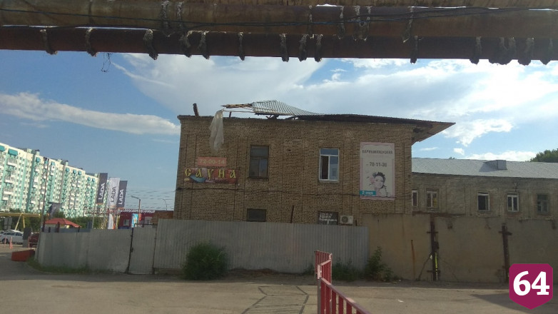 Ураган в Саратове валил деревья и срывал крыши домов