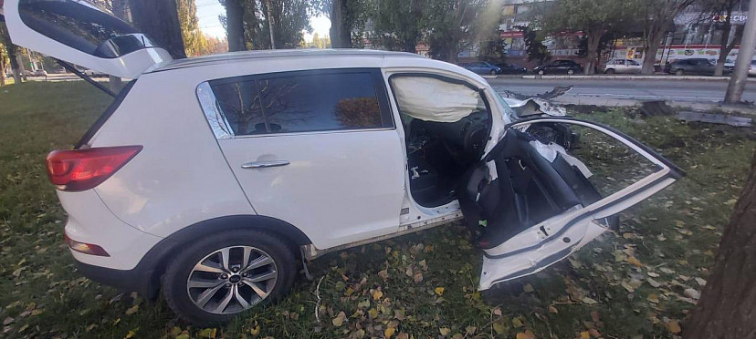 Два человека пострадали в ДТП со столбом в Саратове