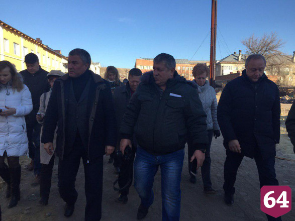 Подрядчикам указали на недостатки проекта территории у дома для врачей в Вольске
