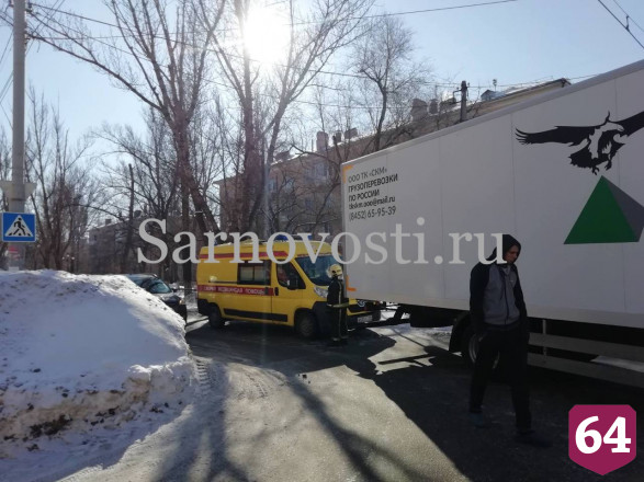 В Саратове водитель легковушки пострадал в ДТП с грузовиком