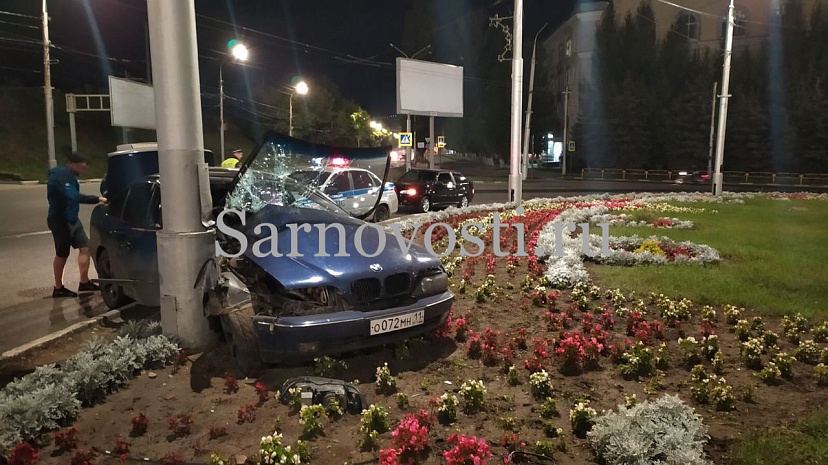 В Саратове пассажир легковушки разбил лицо в ДТП со столбом