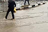 Жители Саратова соорудили плот для переправы по затопленной улице