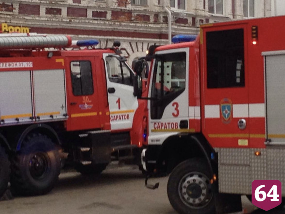 В Саратове полыхает кафе с шаурмой