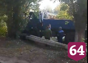 На Олимпийской КамАЗ обрушил трубы с горячей водой 