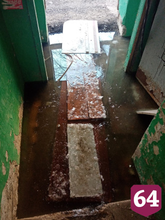 В Энгельсе подъезды малоэтажки неделю заливает водой