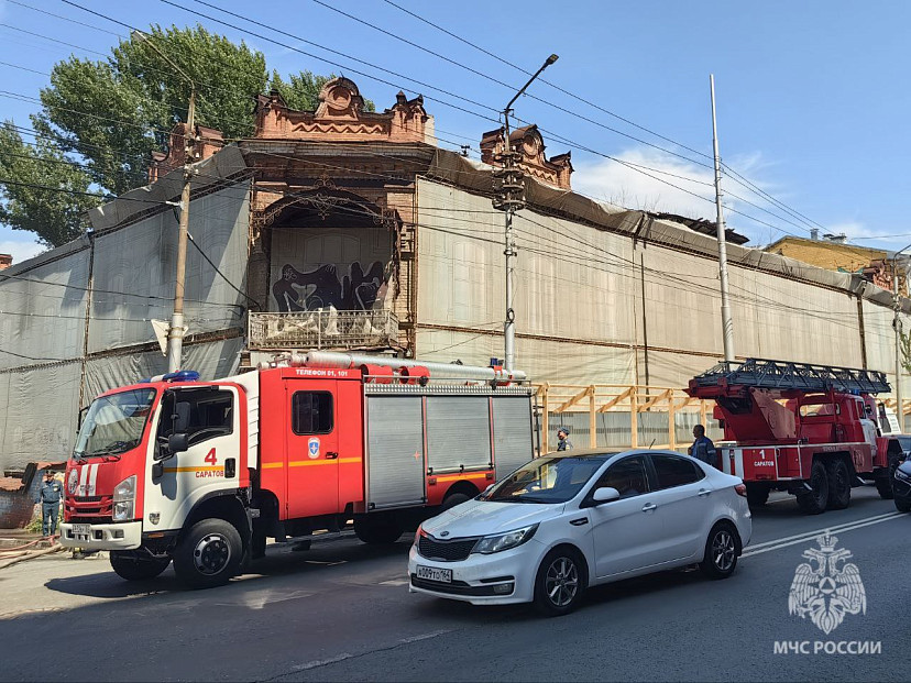 В центре Саратова случился пожар в старинной усадьбе Баринова