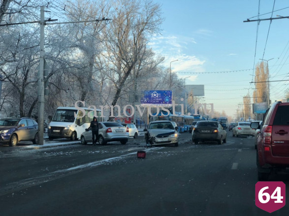 Массовая авария на 1-й Дачной заблокировала движение в центр Саратова