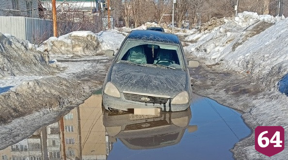 В Саратове несколько автомобилей провалились в дорожные ямы 