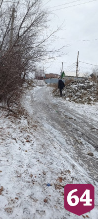 В Саратове жителей отрезала от мира ледяная горка