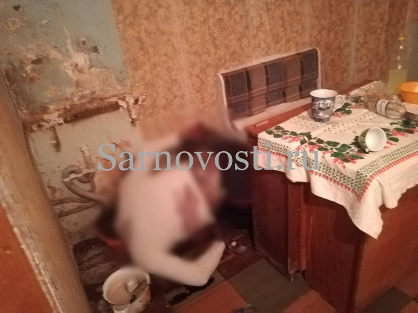 После жалоб соседей на трупный запах в квартире нашли два тела