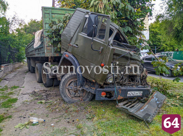 Грузовик вылетел на пешеходную зону у саратовской больницы