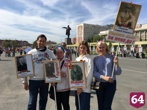 Саратовский губернатор с внуком прошел в колонне «Бессмертного полка» 
