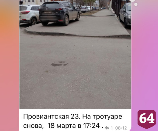 В Саратове автохам бросил «Мазду» на тротуаре возле детского сада