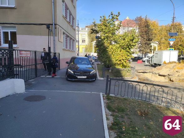 В Саратове автохамы объезжают коммунальные раскопки по тротуару
