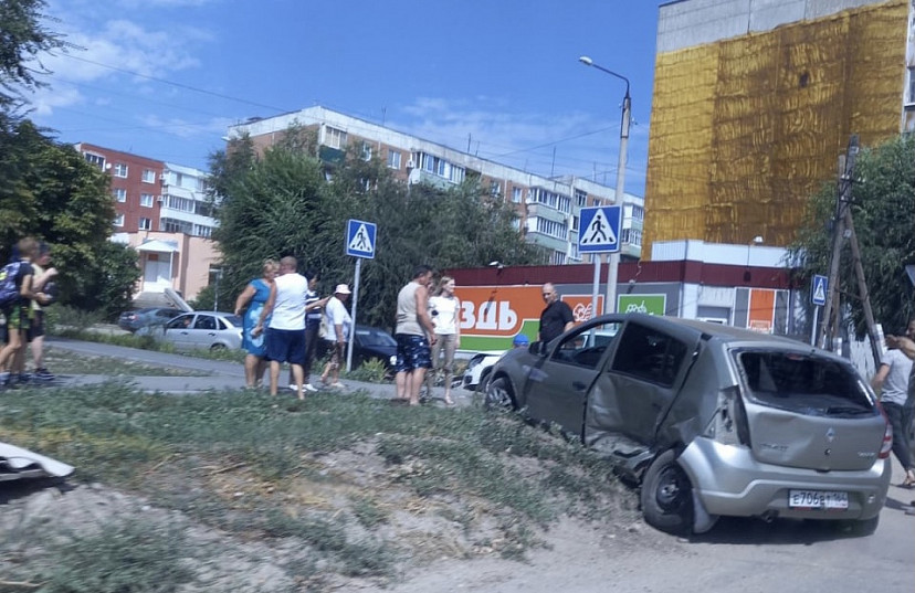 Под Саратовом иномарка вылетела на тротуар и покалечила пешехода