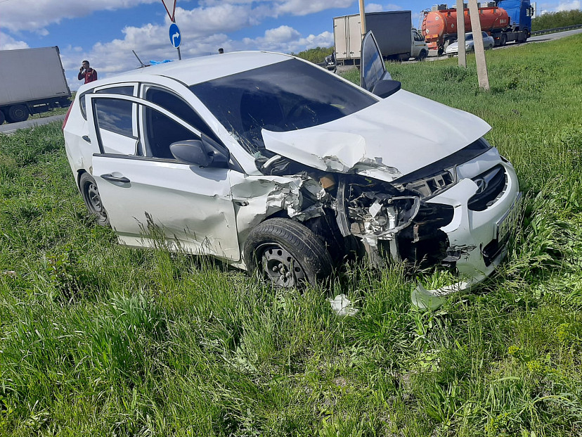 На саратовской трассе иномарка с автоледи протаранила фуру
